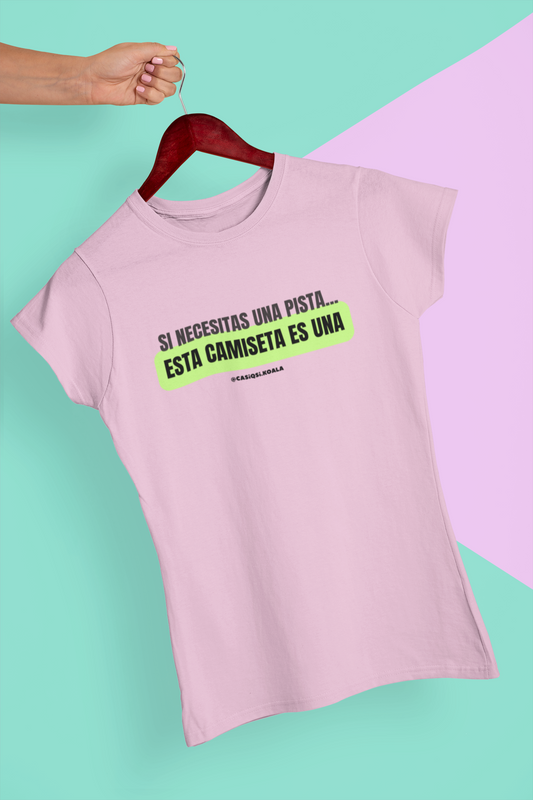 Camiseta ''SI NECESITAS UNA PISTA...'' mujer