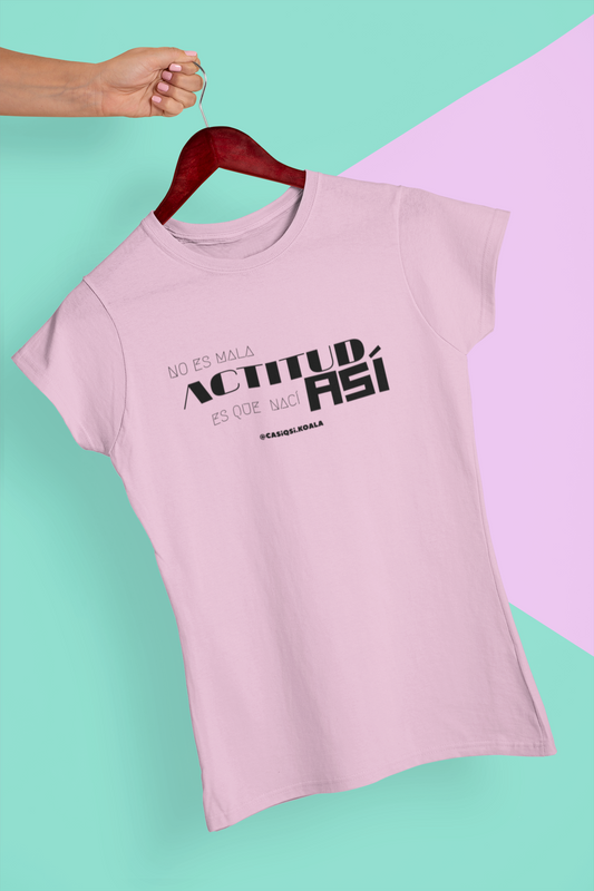 Camiseta ''NO ES MALA ACTITUD...'' mujer