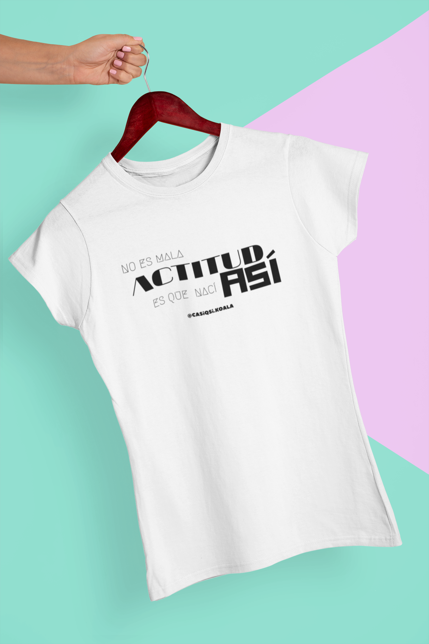 Camiseta ''NO ES MALA ACTITUD...'' mujer