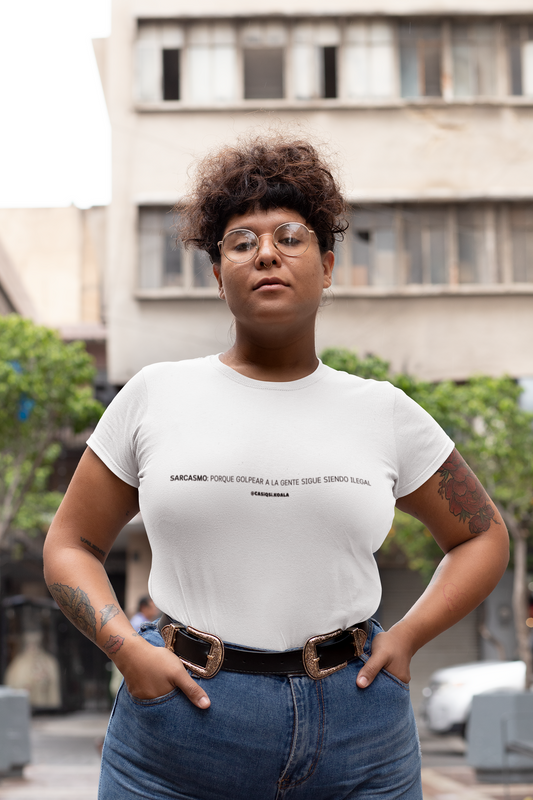Camiseta ''SARCASMO: GOLPEAR....'' mujer