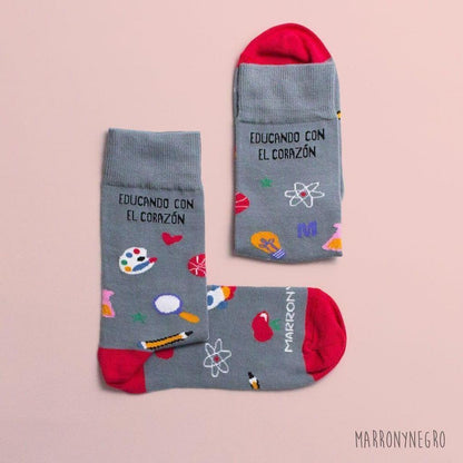 PACK 2 CALCETINES, EDUCANDO CON EL CORAZÓN + EDUCADOR/A INFANTIL CON SUPERPODERES