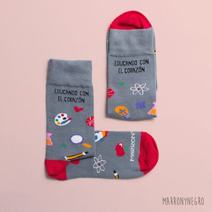 PACK 2 CALCETINES, EDUCANDO CON EL CORAZÓN + MAESTR@ CON SUPERPODERES