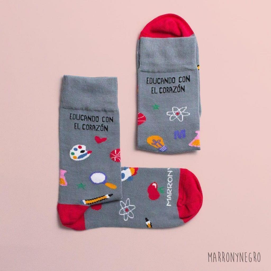 PACK 2 CALCETINES, EDUCANDO CON EL CORAZÓN + PROFE CON SUPERPODERES