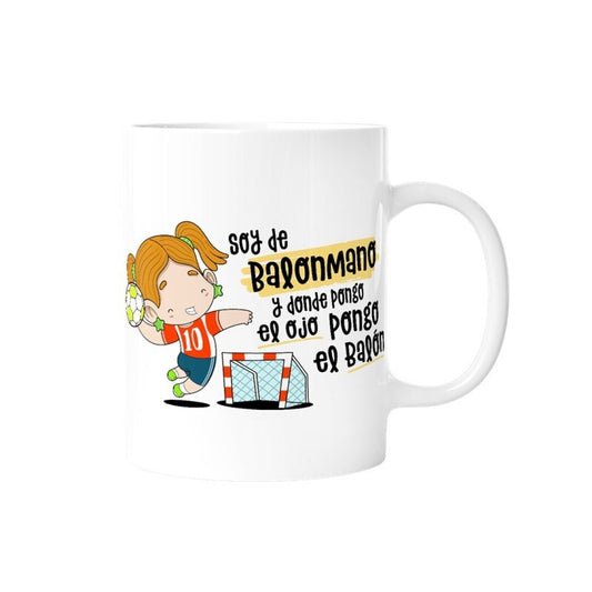 TAZA - SOY DE BALONMANO Y DONDE PONGO EL OJO PONGO EL BALÓN (MUJER) de MALASAÑA