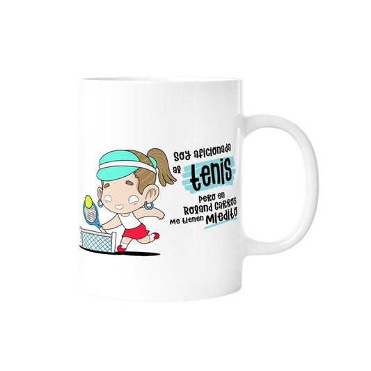 TAZA - SOY AFICIONADA AL TENIS PERO EN ROLAND GARROS ME TIENEN MIEDITO (MUJER) de MALASAÑA