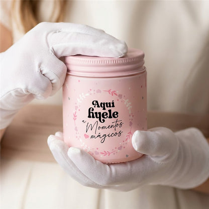 VELA AROMÁTICA - PINK - AQUÍ HUELE A MOMENTOS MÁGICOS