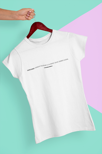 Camiseta ''SARCASMO: GOLPEAR....'' mujer