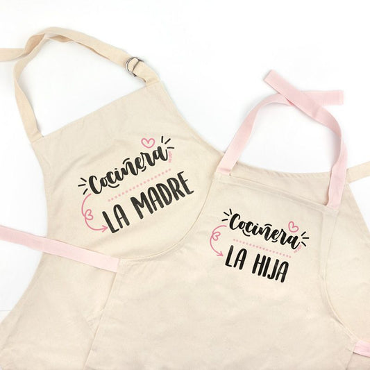Pack Delantal Mamá y Delantal Niño/a Rosa Diverrtido Cocinera la madre, cocinera la hija