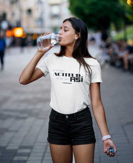 Camiseta ''NO ES MALA ACTITUD...'' mujer